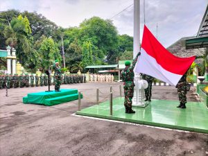 Prajurit Serta PNS TNI-AD Kodim Pati Melaksanakan Upacara Mengibaran Bendera Merah Putih di Halaman Makodim.