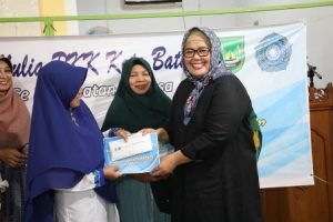 Tak Perlu Berjanji-Janji, Marlin Langsung Beri Bantuan Warga Arira Garden