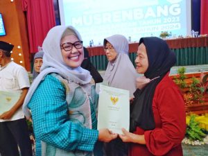 Terus Berlanjut, Giliran Warga Lubukbaja Terima Sertifikat Tanah dari HMR & Marlin