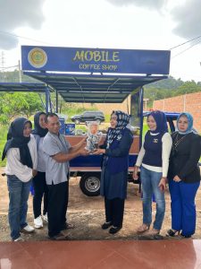 Erlitasari Serahkan Bantuan Mobile Coffee Shop pada Kelompok Tani Margajaya