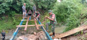 Bersama Rakyat, TNI Bangun Jembatan Penghubung