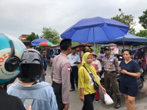 Anggota Polsek Bengkong Patroli Jalan Kaki di Seputaran Bazar Ramadan