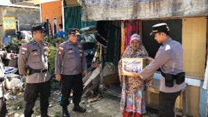 Polsek Bengkong Berikan Bantuan Sembako Kepada Masyarakat Kurang Mampu