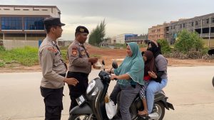 Polsek Bengkong Bagikan Puluhan Takjil untuk Pengendara dan Pejalan Kaki