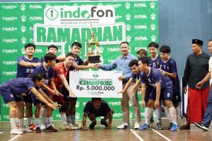 Usai Cukur Ghazali, STBI JITM Dapat Piala dari Bos Indofon Adit Setiawan