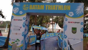 Setelah Renang 750 Meter, Sepeda 20 KM dan Lari 5 KM, Rohman Angkat Trophy Batam Triathlon 2023