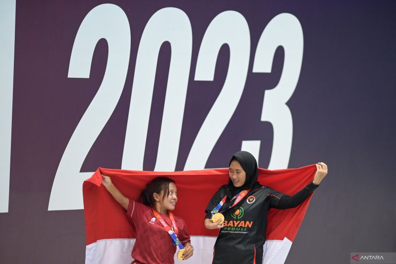 Dua perenang putri Indonesia Riyanti (kiri) bersama Mutiara Cantik (kanan) berpose dengan medali emas yang diraihnya pada ASEAN Para Games 2023 Kamboja di Marodok Techo Aquatic Center, Phnom Penh, Kamboja, Minggu (4/6/2023). ANTARA FOTO/Zabur Karuru/YU (ANTARA FOTO/ZABUR_KARURU)