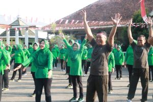 Persit Kodim Pati menggelar kegiatan senam dan serangkaian lomba untuk memeriahkan HUT ke-78 Republik Indonesia