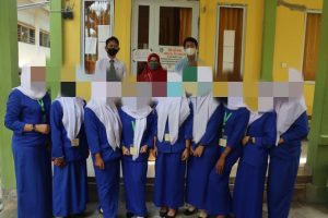 Usai Diberitakan, Pihak SMK Negeri 1 Tanjungpinang Langsung Bagikan Baju Seragam Batik (TERNYATA SUDAH ADA DI SEKOLAH)