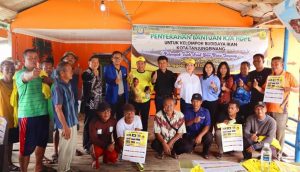 Anggota DPR RI Cen Sui Lan Serahkan Bantuan Kerambah Jaring Apung Pada Kelompok Nelayan di Tanjungpinang