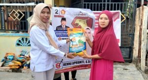 Caleg Gerindra, Renni Bagikan Beras di Kampung Tua Tj Sengkuang