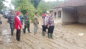 Gerak Cepat Danramil Tambakromo Dampingi PJ. Bupati Pati Tinjau Lokasi Banjir