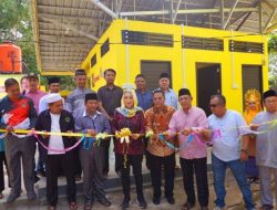 Dibangun dari Dana Aspirasi, Cen Sui Lan Resmikan Penggunaan MCK di Ponpes Ar-raudhah Karimun