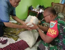 Sisihkan Gaji, Babinsa Kodim 0613 Ciamis Berikan Sembako ke Warga Kurang Mampu