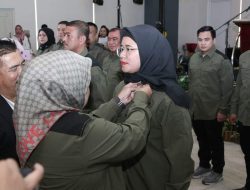 Marlin Pins Rani at the Inauguration of the Chairman & Committee of KONI Kota Batam