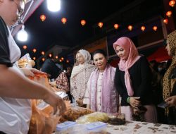 Istri Menhub RI Endang Sri Hariatie Ikut Menikmati Kemeriahan Bazar Imlek di Jalan Merdeka 