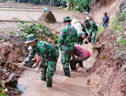 Koramil 1311/Rajadesa Bersama Warga Kerja Bakti Bersihkan Saluran Air  Pasca Longsor