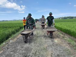 Dibawah Terik Matahari Serka Rispilihanto Bergembira Melaksanakan Pengecoran