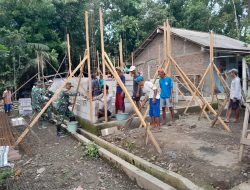 Sertu Agusno dengan tulus Memasang Hebel RTLH Bapak Hendro