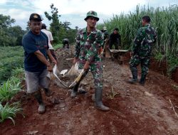 Budaya Gotong Royong TNI dan Masyarakat Bangun Jalan