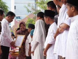 Dampingi Menteri Risma, Walikota Batam Serahkan Akte Kelahiran dan KIA pada LKSA Se-Kota Batam