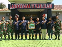PWI Kepri Hadiahi Karikatur Danlanud RHF
