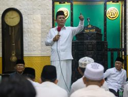 Tausiah Usai Terawih di Masjid Jannatul Ma’wa, Gubernur Ansar Ajak Jamaah Istiqomah Beribadah 