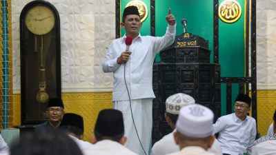 Tausiah Usai Terawih di Masjid Jannatul Ma’wa, Gubernur Ansar Ajak Jamaah Istiqomah Beribadah 