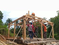 Semangat gotong royong, Babinsa dan Warga Bangun Fasilitas Umum