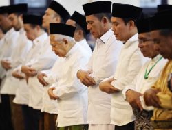 Gubernur Ansar Dampingi Wapres Sholat TAraweh di MAsjid Besar Al Uswah