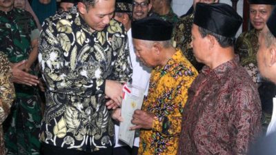 Menteri ATR Serahkan Sepuluh Sertifikat Tanah Wakaf Di Sidoarjo