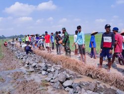 Prajurit Kodim 0703/Cilacap Bersama Masyarakat Bahu Membahu Kerjakan Talud