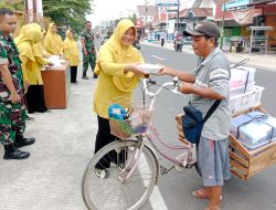 Jumat Berkah, Koramil 07/Maos dan Persit KCK Ranting 08 Berbagi Keberkahan