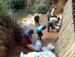Upaya Babinsa Wanareja Membuat Bendungan Sederhana Untuk Mengairi Sawah