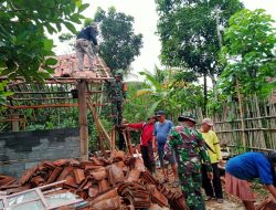 TNI Bersama Warga Bergotong Royong Bangun RTLH di Cimanggu