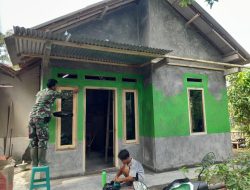 Berikan Nuansa Baru, Anggota Satgas TMMD Melaksanakan Pengecatan