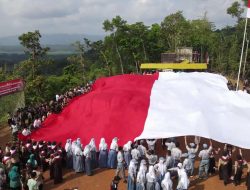 Kodim Ciamis bentangkan Bendera Merah Putih Raksasa di Puncak Lembah Pejamben Kota Banjar