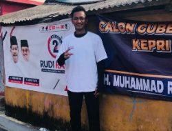 Semangat Perubahan Landa Penyengat, Warga Tempel Stiker Rudi-Rafiq di Pintu Rumah
