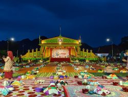 Semarak HUT ke 21 Kabupaten Lingga, Ribuan Warga Duduk Bersila Santap Makan Berhidang