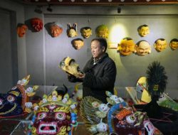 Kisah perajin topeng Tibet dalam menjaga kesenian tradisional