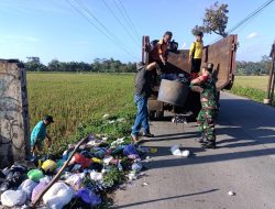 Ciptakan Lingkungan Bersih, Babinsa Himbau Buang Sampah Pada Tempatnya