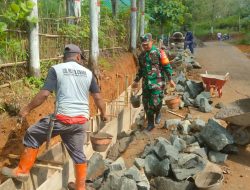 Babinsa Cimanggu Semangati Karya Bakti Pembangunan Drainase