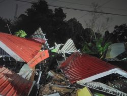 LIMA RUMAH WARGA TIBAN TERTIMBUN LONGSOR