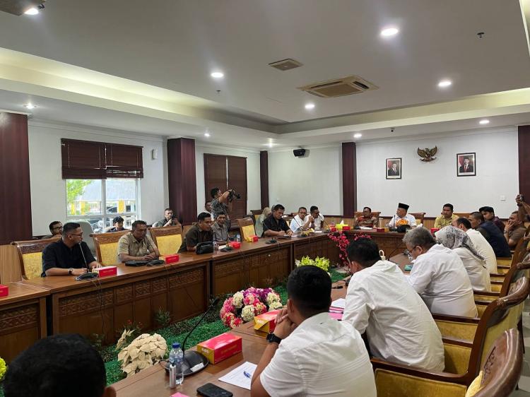 DPRD Batam Gelar Rapat Dengar Pendapat bersama WargaPerumahan Central Hill Batam, terkait aduan warga sulitnya membangun masjid di perumahan tersebut