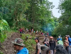 BPBD dan TNI/Polri Situbondo Gotong Royong Bersihkan Tanah Longsor