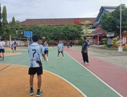 Babinsa Multitalenta, Serda Wartono Melatih Voli Siswa-Siswi SMP Negeri 2 Maos