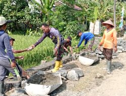 Babinsa Bersama Masyarakat Desa Bojong Bahu-Membahu Kerjakan Talud Sasaran TMMD