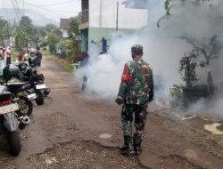 Cegah Penyebaran Populasi Nyamuk Aedes Aegypti, Babinsa Salebu Dampingi Fogging