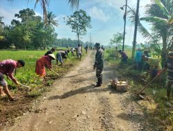 Satgas TMMD Reguler Ke-124 Kodim 0703/Cilacap Bersama Warga Bersihkan Rumput di Bahu Jalan