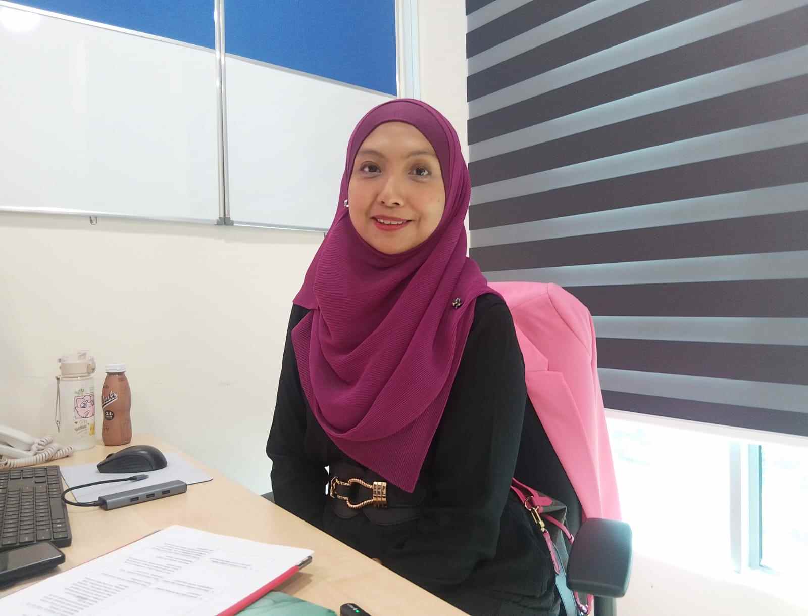 Dr Aina Shafiza Binti Abdul Azis, seorang Spesialis Bedah Payudara dan Edokrin di Rumah Sakit Spesialis KPJ Pasir Gudang, Johor